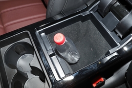 中央扶手箱空间