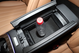 中央扶手箱空间