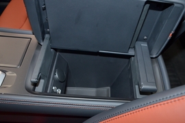 中央扶手箱空间