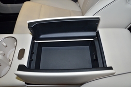 中央扶手箱空间