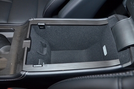 中央扶手箱空间