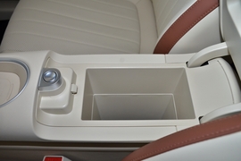 中央扶手箱空间