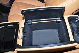 中央扶手箱空间