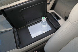 中央扶手箱空间