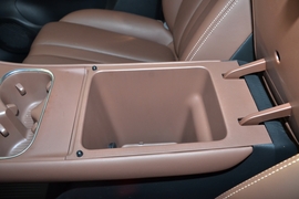 中央扶手箱空间