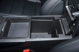 中央扶手箱空间