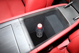 中央扶手箱空间