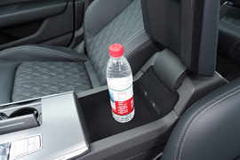 中央扶手箱空间