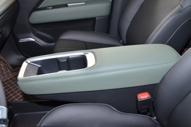 中央扶手箱空间