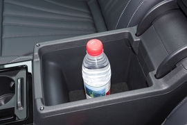 中央扶手箱空间