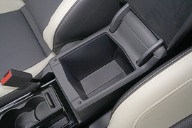 中央扶手箱空间