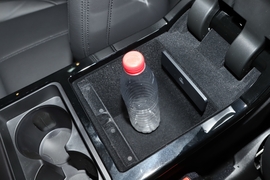 中央扶手箱空间