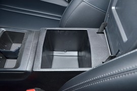 中央扶手箱空间