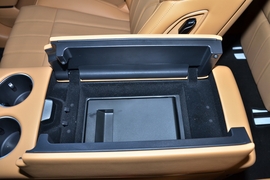 中央扶手箱空间