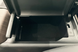 中央扶手箱空间