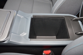 中央扶手箱空间