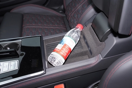 中央扶手箱空间