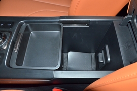 中央扶手箱空间