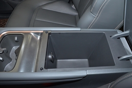 中央扶手箱空间