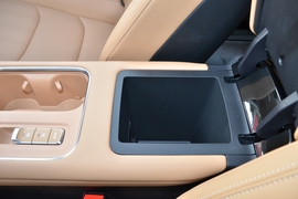 中央扶手箱空间