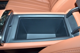 中央扶手箱空间