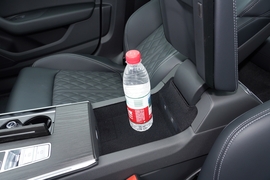 中央扶手箱空间