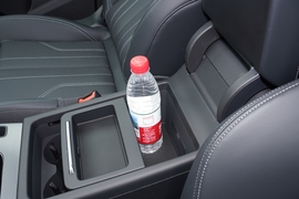 中央扶手箱空间