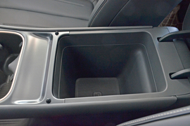 中央扶手箱空间