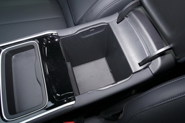 中央扶手箱空间