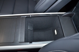 中央扶手箱空间