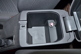 中央扶手箱空间