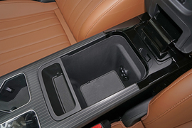 中央扶手箱空间