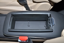 中央扶手箱空间