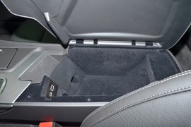 中央扶手箱空间