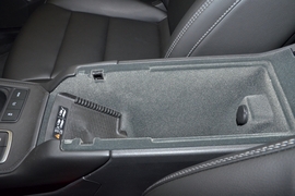 中央扶手箱空间