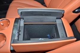 中央扶手箱空间