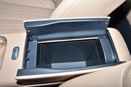 中央扶手箱空间