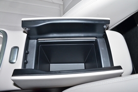 中央扶手箱空间