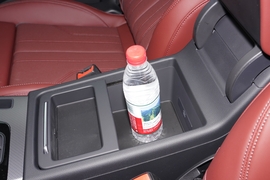 中央扶手箱空间