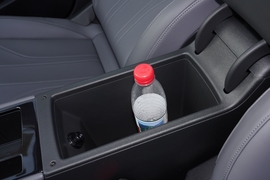 中央扶手箱空间