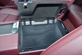 中央扶手箱空间