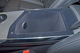 中央扶手箱空间