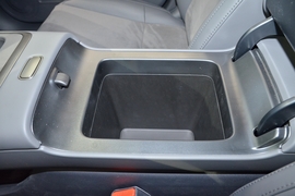 中央扶手箱空间