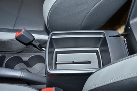 中央扶手箱空间