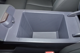 中央扶手箱空间