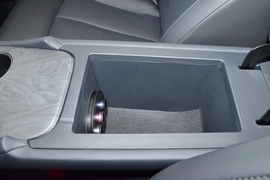 中央扶手箱空间