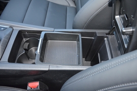 中央扶手箱空间