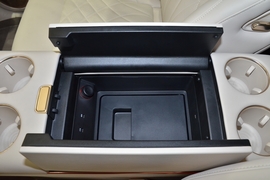 中央扶手箱空间