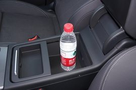 中央扶手箱空间