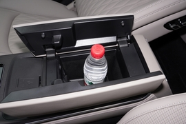 中央扶手箱空间